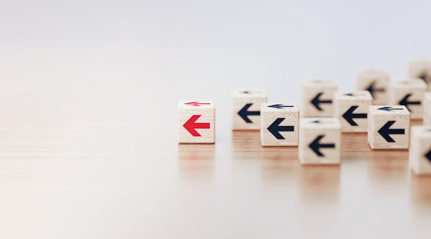 领导和个性概念-在玩具积木上的箭头符号创造领导概念图片下载