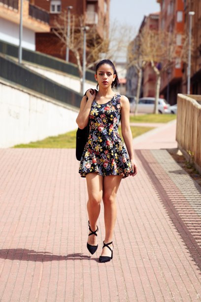 美丽的拉丁女人走向镜头图片下载