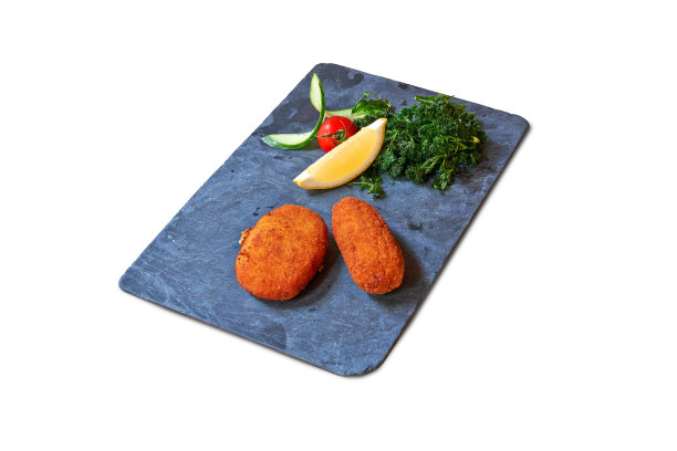 酒吧的食物。一盘奶酪和小虾被隔离在白色的图片下载