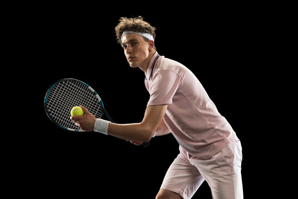 年轻的白人，职业网球运动员，黑人背景。图片下载