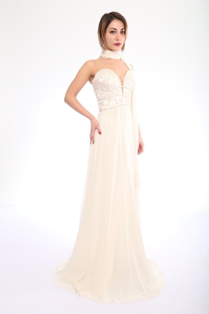 穿着白色舞会礼服的年轻女子图片下载