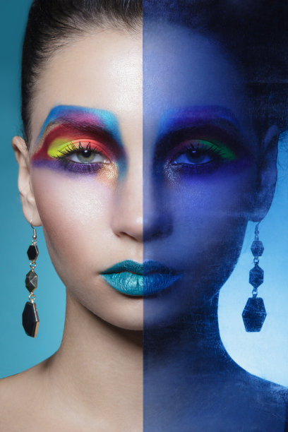 美丽的肖像女性模特与彩色艺术化妆和发型，蓝色的嘴唇，孤立的蓝色背景。图片下载