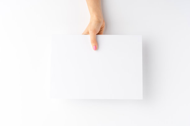 女人的手拿着白纸。近距离图片下载