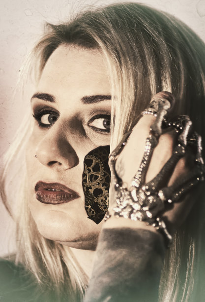 老式机器人的女人。蒸汽朋克风格。图片下载