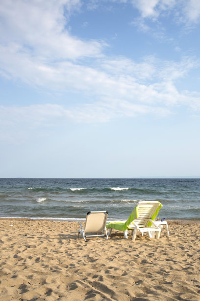 两把沙滩椅望着大海。图片下载
