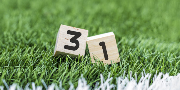 骰子显示足球比赛的结果。比分是3:1。或者是一个月的第31天。图片下载