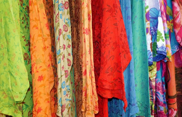 五颜六色的围巾和夏装图片下载