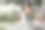 一个年轻的运动女性在家听音乐锻炼的照片图片下载