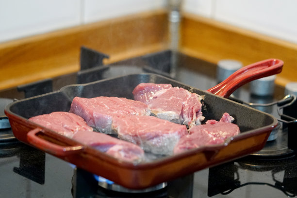 烤沙朗牛排在铸铁锅库存照片图片下载