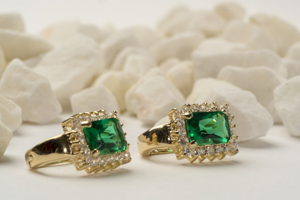 两个金戒指在白色背景的股票照片图片下载