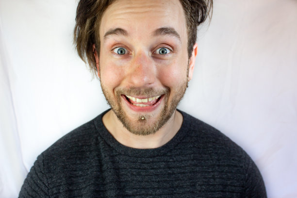 一个年轻人的肖像，在床单下面有一张滑稽的脸图片下载