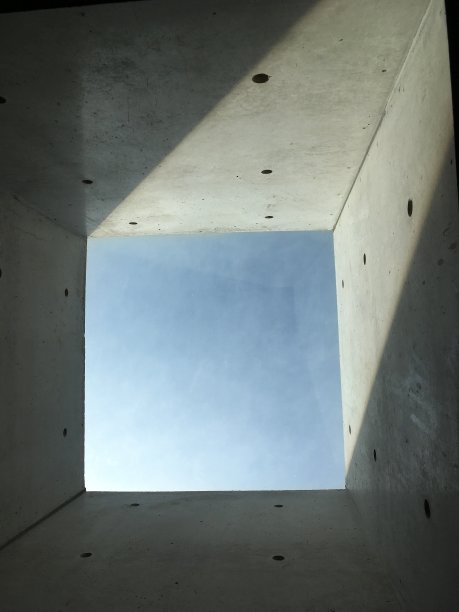 一扇通向天空的窗户图片下载