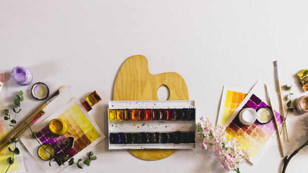 调色板与不同的油漆和笔刷在白色的背景图片下载