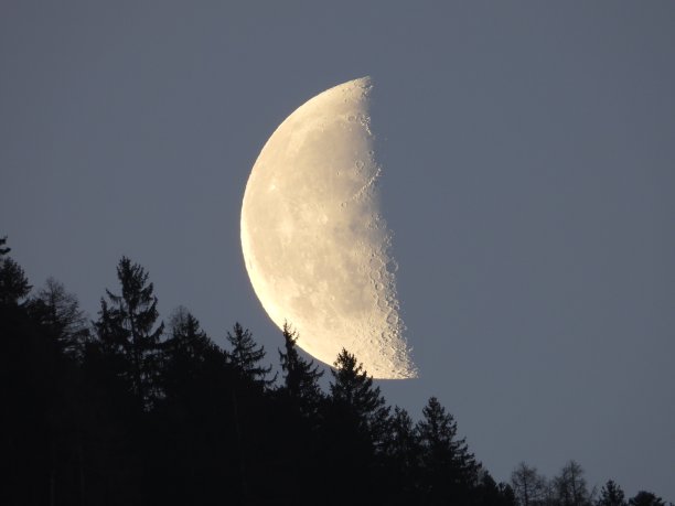 奥地利蒂罗尔州施瓦茨的月牙图片下载