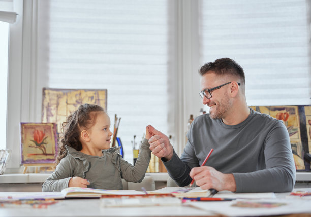 小女孩和爸爸互相竖起大拇指的手势图片下载