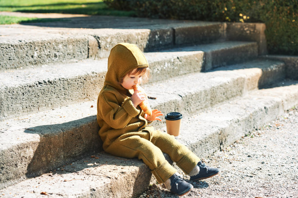 清晨坐在公园的楼梯上，吃着羊角面包，喝着外卖咖啡图片下载