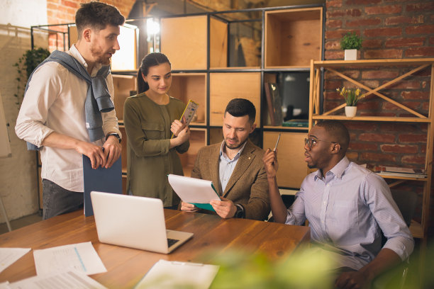 同事在现代的办公室里一起工作，在创意会议期间使用设备和小工具图片下载