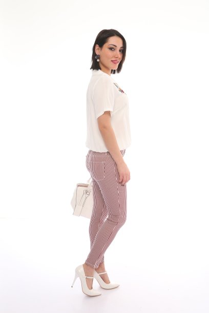 年轻漂亮的女人，白色的钱包，白色的衬衫和粉红色的裤子图片下载