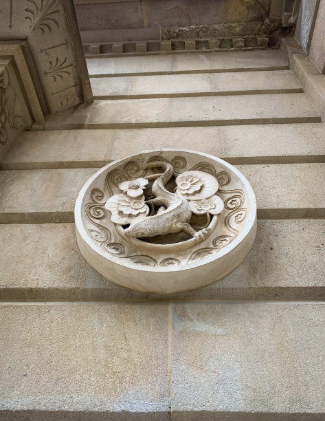 西班牙巴塞罗那Ciutadella公园喷泉纪念碑柱上的石蜥蜴图案装饰。图片下载