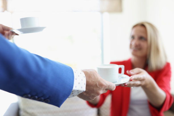 男人端咖啡给女人特写镜头图片下载