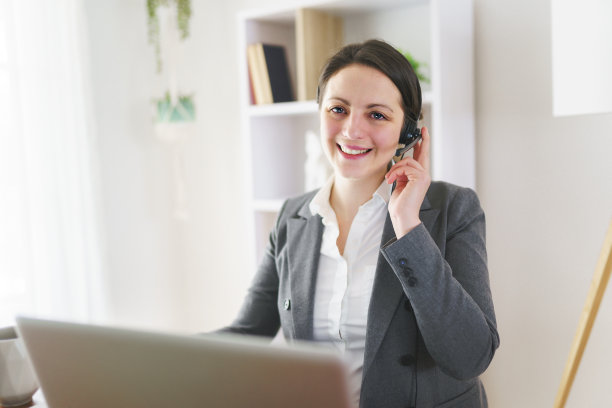 一个在家里用笔记本电脑工作的好女人图片下载