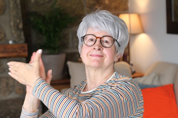 老妇人满意地鼓掌图片下载