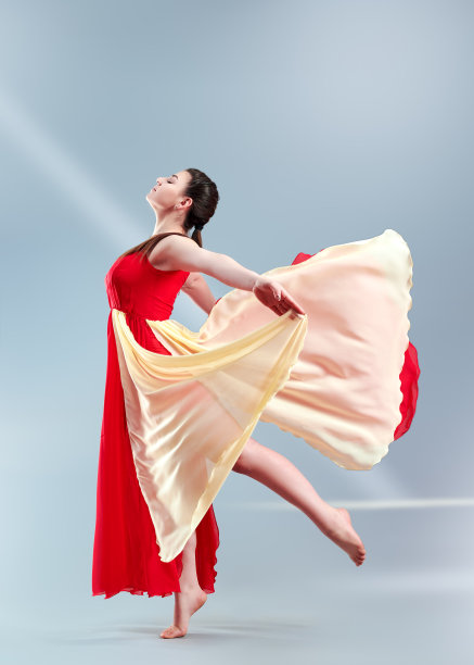 漂亮的女孩正在演播室里跳舞图片下载