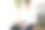快乐微笑的年轻人看和工作在电脑笔记本电脑在家里图片下载