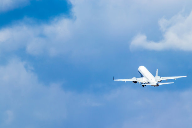 一架向天空起飞的飞机图片下载