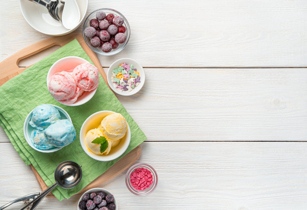 芒果，覆盆子和蓝莓口味的冰淇淋在一个明亮的背景与空间复制图片下载