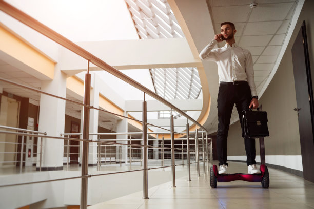 商人骑着陀螺仪图片下载