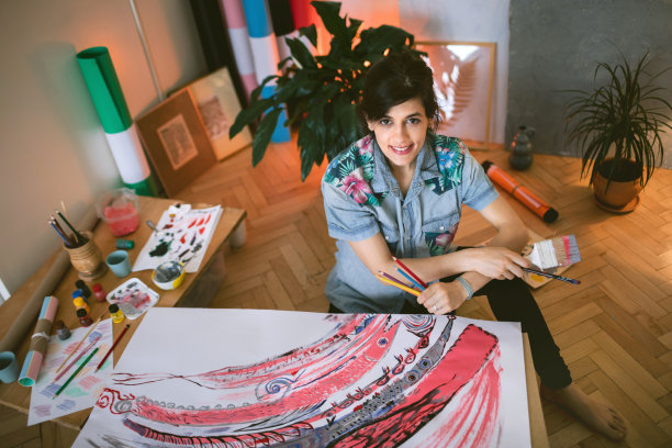 女艺术家在画室的帆布上作画图片下载