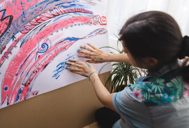 女艺术家在画室的帆布上作画图片下载