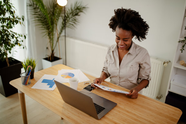 年轻的美国黑人建筑师工作项目。照片女人与新的启动项目。图片下载