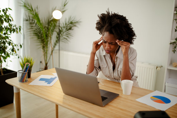 年轻的不快乐的照片，心烦，消极的情绪，女商人头痛，忍受痛苦的工作后。图片下载