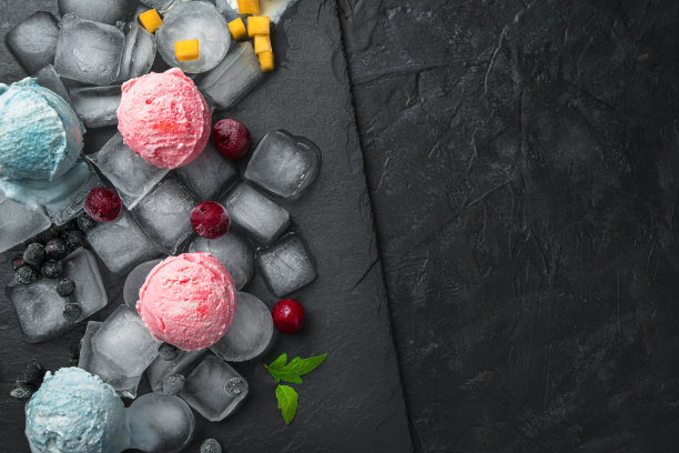 黑色的桌子上放着几块冰上的浆果冰淇淋球。顶视图,特写图片下载