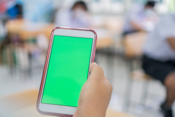 模拟绿屏智能手机，应用数字智能手机在考试考场，学生学校戴口罩学习项目搜索应用在在线课堂学习者在现代技术图片下载