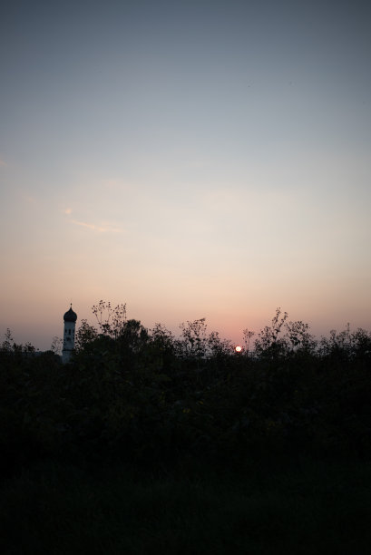 田野和教堂的全景像剪影或剪影图片下载