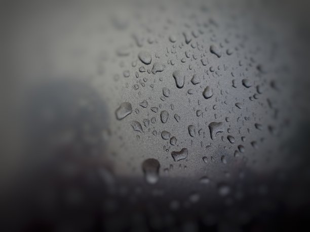 雨点落在车身上图片下载