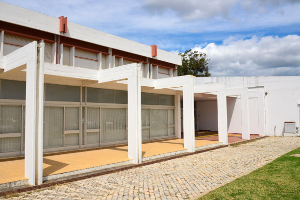 Olhão音乐学院-正面在6月16日大道，阿尔加维，葡萄牙图片下载