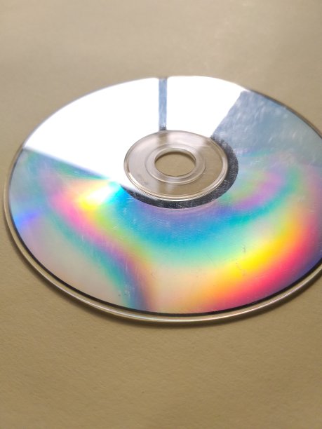 黄色背景的激光光盘照片图片下载