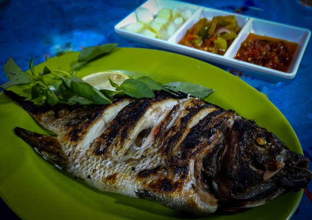 汤达诺湖烤罗非鱼图片下载