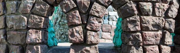 石头墙的街区和2个窗户图片下载