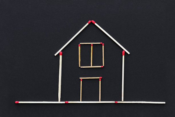 用火柴做的房子，背景是黑色的纸图片下载