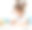 冷静集中的小女孩正躺在柔软的地毯上用彩色铅笔画着娃娃的彩色图画图片下载