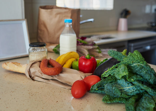 厨房柜台上杂货的静物照片图片下载