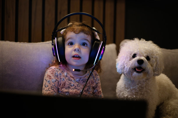 小女孩和她的狗在家里库存照片图片下载