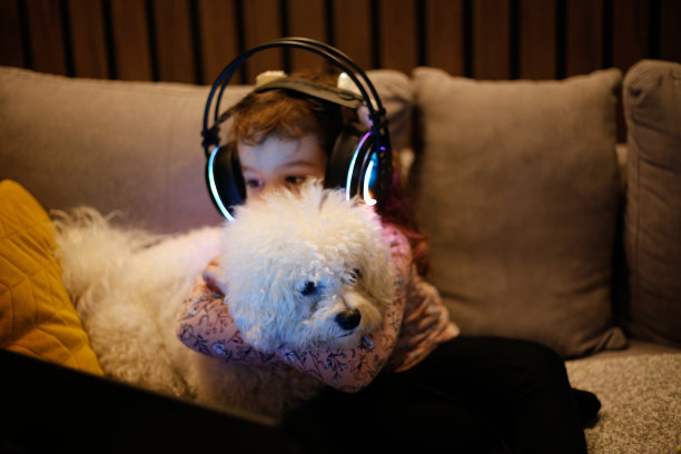 小女孩和她的狗在家里库存照片图片下载