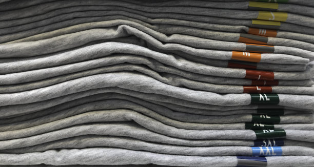 零售商店的货架上有按尺码分开的t恤图片下载