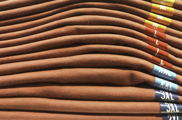 零售商店的货架上有按尺码分开的t恤图片下载